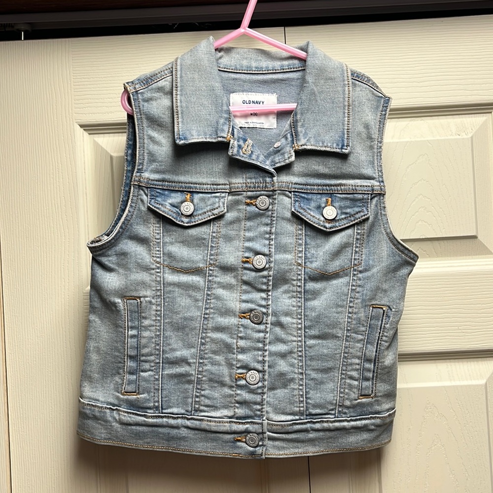 Old navy jean vest never worn  size 8